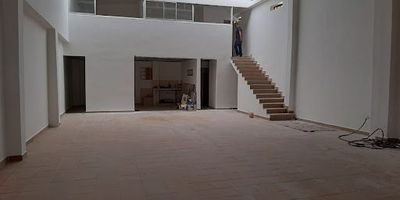 Bodega esquinera en venta en excelente sector, cuenta con puerta camión, energía monofásica, altura de 5 metros, 14 celdas de parqueo, 3 oficinas con un área de 14 metros cada una, cuarto útil. Cerca de la autopista norte y al centro comercial puerta norte.