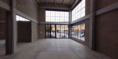 Local en arriendo, con 166 metros cuadrados, una excelente vitrina y zona de alto flujo de transito vehicular y peatonal, este local tiene todo lo que buscas para posicionar tu marca de la mejor manera. En Umbral tenemos siempre las mejores opciones para ti.