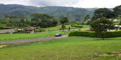 ? Venta Lote Campestre en Conjunto por el Club Campestre, Manizales

Descubre la oportunidad de construir la casa de tus sueños en un entorno campestre exclusivo, ubicado en el prestigioso Condominio Altos del Campestre, Vereda El Rosario, Manizales.

? Área y Características: Este lote espectacular tiene un área de 1.554 m², ofreciendo un amplio espacio para desarrollar una propiedad personalizada. El terreno es completamente plano, lo que elimina la necesidad de movimiento de tierra, estabilidad de taludes o manejo de aguas.

? Ubicación Privilegiada: Situado contiguo al Club Campestre de Manizales, este sector es conocido por su exclusividad y vistas panorámicas impresionantes. El condominio está rodeado de zonas verdes, lo que garantiza un ambiente natural y tranquilo.

? Potencial de Construcción: El lote cuenta con un estudio de suelos aprobado por un laboratorio certificado, lo que permite una cimentación básica ideal para una casa de 1 o 2 pisos. Esta certificación asegura que podrás construir tu hogar con confianza y seguridad.

? Precio y Negociación: Este magnífico lote está disponible por $470.000.000, con la posibilidad de negociación.

¡No pierdas la oportunidad de adquirir este lote campestre en una de las zonas más exclusivas de Manizales! Contáctanos hoy mismo para más información y para programar una visita. ¡Tu nuevo hogar te espera!


 
