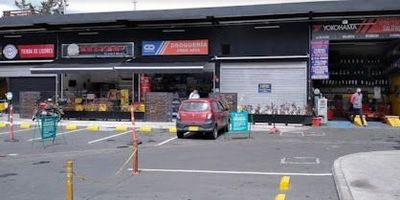 Local en excelente ubicación, con buena iluminación, ventilación y acceso al público, con disponibilidad de parqueadero publico y plazoleta de comidas, se encuentra cerca a Centros comerciales como El Eden, Multiplaza, El salitre, local estratégicamente ubicado cerca al Terminal de Transporte en el Open Mall del salitre. Excelente punto de servicios y comercialización industrial, comercial y residencial. Interesados comunicarse con el Ejecutivo comercial Diego Fernando Zuluaga al número celular 3203021090.