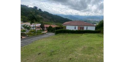 ?️ ¡Venta de Lote Cerca de Chinchiná!

Descubre la oportunidad de construir la casa de tus sueños en este espectacular lote ubicado a solo 8 minutos de Chinchiná. Ideal para quienes buscan un ambiente campestre con la comodidad de estar cerca de la zona urbana.

? Espacio Amplio: Con un área privada de 525 m², este lote ofrece el espacio perfecto para desarrollar tu proyecto residencial en un entorno natural y tranquilo.

? Comodidades del Lote: El lote cuenta con agua propia y una vista panorámica impresionante, rodeado de zonas verdes y áreas turísticas. La urbanización cerrada proporciona seguridad y exclusividad, con portería y recepción disponibles.

? Acceso y Ubicación: El lote tiene acceso pavimentado, lo que facilita la llegada y salida del lugar. Además, su ubicación interior dentro de la urbanización garantiza tranquilidad y privacidad.

? Listo para Construir: Con licencia de construcción en regla, este lote está listo para iniciar obra, permitiéndote comenzar tu proyecto sin demoras.

? Entorno Natural: La zona campestre y de camping alrededor del lote ofrece un ambiente relajado y saludable, perfecto para disfrutar de la naturaleza y actividades al aire libre.

¡No dejes pasar esta oportunidad única de adquirir un lote con excelente ubicación y todas las facilidades para construir en Chinchiná! Contáctanos hoy mismo para más información y para programar una visita.


 
