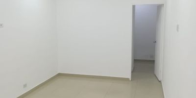 Local en centro comercial El Tunal, ubicado en zona privilegiada del primer piso.

Espacio comercial de 38 m2, bodega y baño individual. Cuenta con Luz y Agua. 

Único requisito, póliza de arrendamiento con aseguradora. 
Contrato a 1 año con inmobiliaria HABITAARQ