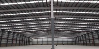 Bodega en Arriendo – Tocancipá
Área Total: 9,746 m²

Características del Inmueble:


 Área libre: 9,360 m²
 Área administrativa: 386 m²
 Altura triple: 14.6 mts
 Resistencia de piso: 5 toneladas por m²
 Carga eléctrica disponible: 300 KVA
 11 muelles de carga y descarga para optimizar las operaciones logísticas
 Bahía externa con capacidad para 10 tractomulas adicionales


Características adicionales:


 Cubierta metálica con aislamiento térmico tipo PUR de alta densidad, asegurando un excelente control de temperatura
 Iluminación natural interna, gracias a franjas de teja translúcida de 1 metro de ancho
 Sistema contra incendios: tanque con capacidad de 500 m³, equipado con cuarto de equipos, bomba principal y bomba jockey
 Batería de baños y área de servicios para comodidad del personal


Ventajas:
Esta bodega cuenta con amplios espacios, excelente infraestructura y un sistema de seguridad integral, lo que la convierte en una excelente opción para empresas que requieren un entorno eficiente y seguro para sus operaciones.
