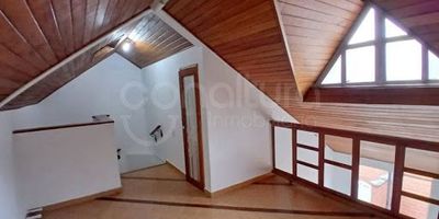472-6737 Conaltura inmobiliaria ofrece casa unifamiliar de 3 niveles para arriendo en Belén La Mota, cuenta con 140 m2 distribuidos en 3 alcobas, cada una con closet, estudio, 2 baños, sala comedor, cocina integral, horno eléctrico, estufa y calentador a gas, patio, 2 parqueaderos (uno cubierto y el otro descubierto). Unidad cerrada con porteria 24h, sector tranquilo y seguro, cerca al parque de la mota, mall de la mota, clínica las américas, centro comercial arcadia, aeroparque juan Pablo segundo, mall gran via, rutas alimentadores para el metro estación aguacatala, rutas para el centro de medellin.