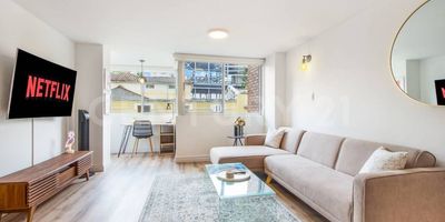 Se arrienda apartamento amoblado en la exclusiva zona de El Peñon, en el oeste de Cali. Cuenta con una excelenete ubicación, a una cuadra del parque El Peñon y toda su reconocida oferta gastronomica, turistica y comercial. Sus alrededores tienen diversidad de espacios de esparcimiento, diversión para recorrer caminando y disfrutando de un espacio seguro y tranquilo Estrategicamente ubicado permite acceso a las principales vias de la ciudad, asi como facilidad de desplazamiento a las diferentes zonas en pocos minutos (centro, sur y norte) El apartamento cuenta con sala, comedor, cocina, habitación principal con baño privado y closet, habitación auxiliar con closet, baño social y estudio. Se encuentra amoblado, listo y equipado para su goce y disfrute desde que llega y hasta el final de su estancia