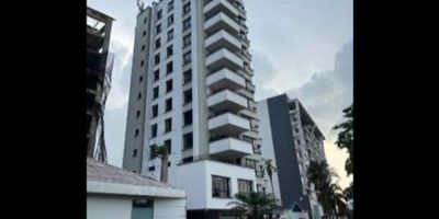 Espectacular apartamento con vista de 360o, exelente ubicaciòn sector parque de la vida.

Este amplio apartamento se encuetra en una zona privilegiada, cerca supermercados, centros comerciales, parques, restaurantes, etc.

Consta: sala comedor, cocina integral amplia, estudio o biblioteca, tres cuartos màs alcoba del servicio, dos balcones uno da al parque de la vida,  cuatro baños,  el cuarto principal con vestier y baño, baño de alcobas, baños social, baño del servicio, patio de ropas, terraza, balcòn, dos parqueaderos

El condominio ofrece: parqueadero visitantes, gym, àreas sociales, vigilancia 24/7

