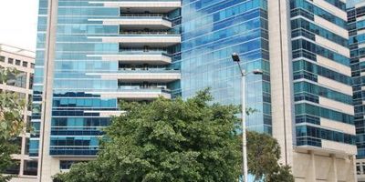 VC Descubre esta exclusiva oficina ubicada en el corazón de la ciudad,  piso 19 magnifica vista, Oficinas amobladas, totalmente dotadas con acabados de lujo, cortinas y equipo de sonido. Recepción, Sala de espera,Sala de juntas, Oficinas ejecutivas, 8 módulos de trabajo ,cafetería, archivo y baño privado. Con una superficie de 184 metros cuadrados que ofrece un espacio amplio y versátil para tu negocio. Con una excelente distribución,  este lugar se adapta perfectamente a tus necesidades laborales. Su ubicación estratégica brinda fácil acceso a importantes vías y servicios, convirtiéndola en la opción ideal para potenciar tu empresa. No pierdas la oportunidad de establecer tu sede en este distinguido espacio que combina funcionalidad y estilo. ¡Haz de esta oficina el nuevo hogar de tu negocio!