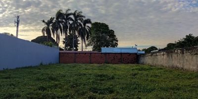 Lotes ubicados en el municipio de San Martin, en uno de los mejores sectores para vivir en el límite de los barrios Polo Club Y Primavera, veinte metros de frente por cuarenta metros de fondo,  en total ochocientos metros, pero está compuesto de dos matriculas inmobiliarias diferentes, con su nomenclatura independiente, y se pueden vender dos lotes de diez metros de frente por cuarenta de fondo, CON ESCRITURA, PAPELES AL DIA E IMPUESTOS HASTA 2025, frente de la entrada del mega colegio nacional integrado, con acceso a servicios públicos de agua, luz y gas natural, en el mejor sector del municipio rodeado de las mejores casas construidas, cerca al centro y a la zona de comercio, pero apostado en una zona tranquila, arborizada y desarrollada. Negociable. Venta directa. El valor publicado es por un solo lote.