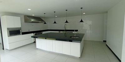 Codigo 26644. ? Casa en venta ubicada en El Retiro sector La Fe? Características:• 4 Habitaciones (3 con vestier y baño privado)• 5 Baños• Sala, comedor, biblioteca/estudio y estar de alcobas• Cocina abierta integral con mesón en quarztone• Zona de ropas, patio, jardín y cuarto útil• Parqueadero sencillo + doble paralelo? Ubicación:En El sector La Fe, rodeada de naturaleza, con excelente iluminación y amplias zonas verdes. A 20 min del Mall Indiana y Aeropuerto Jose Maria Cordova 35 minutos de Medellín.? Zonas Comunes:• Portería 24/7• Cancha• Salón social• Parqueadero de visitantes? Valor de Venta: $3.000.000.000? Casa moderna con opción de ampliación estructural¡Vive con tranquilidad y exclusividad! Contáctanos y agenda tu visita. ?