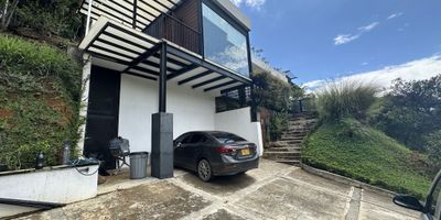 Te presentamos esta espectacular casa en venta ubicada en el exclusivo Condominio Océano Verde, un verdadero refugio que combina naturaleza, confort y modernidad. Con un extenso área de lote de 2,991 m², esta propiedad se encuentra enclavada en una hermosa montaña, ofreciendo vistas panorámicas que te inspirarán cada día. La casa, construida en dos niveles y con un área total de 330 m², es ideal para disfrutar de amplios espacios y un diseño funcional. Cuenta con 4 acogedoras habitaciones, además de una habitación de servicio con baño privado, perfecta para recibir invitados o para uso familiar. El estudio ofrece un espacio perfecto para trabajar o estudiar desde casa, mientras que la sala es un lugar ideal para relajarse y disfrutar en compañía de tus seres queridos. La cocina integral, diseñada para ser el corazón del hogar, se integra perfectamente con la sala y brinda una hermosa vista a la montaña, creando un ambiente cálido y acogedor. Además, la casa está equipada con paneles solares, lo que no solo contribuye al cuidado del medio ambiente, sino que también te ayudará a reducir tus costos de energía. El exterior de la propiedad cuenta con dos parqueaderos, asegurando comodidad para ti y tus visitantes. El entorno de Océano Verde es tranquilo y seguro, ideal para quienes buscan un estilo de vida en contacto con la naturaleza, sin renunciar a la comodidad de la vida moderna.