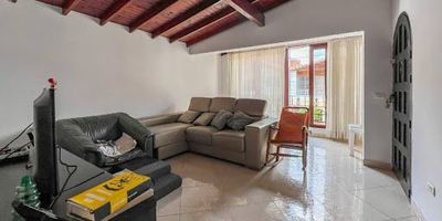 Casa en venta segundo piso en Alcalá, Envigado. Dispone de amplios espacios y excelente distribución, con 3 habitaciones con clóset, sala, comedor, cocina integral, zona de ropas y mirador. Se encuentra en una zona residencial tranquila, cerca del parque principal de Envigado, Centro Comercial Viva, estación del metro y vías principales como la Avenida El Poblado y la Avenida Las Vegas. También está próxima a la iglesia de Alcalá y la cancha de patinaje, con fácil acceso a una excelente ruta de transporte público.