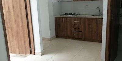 APARTAMENTO PARA EL ARRENDAMIENTO EN EL SECTOR DE LA GALERIA Inmobiliaria Giraldo Castaño te ofrece apartamento de 2 habitaciones, muy iluminadas. constan de closet en cada habitación, 1 baño con division en vidrio templado, calentador a gas, cocina semi integral, área de ropas, sala comedor pequeña, pisos en cerámica. incluido servicio de agua, a una cuadra de la plaza alfonso lopez