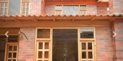 Casa ubicada en un conjunto de 19 viviendas, dispone de sala comedor, cocina integral, tres alcobas, dos baños, estudio y patio cubierto.  