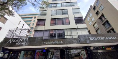 Cod. 3037. Acogedora oficina de 31 mts con excelente iluminación natural, ubicada en un sexto piso con ascensor. Edificio estrato 6, con vigilancia 24 horas, sala de juntas, comedor, parqueadero de visitantes. Espacio abierto con baño, parqueadero cubierto en servidumbre con garaje de visitantes. Sector comercial, cerca al Parque de la 93, sobre la Carrera 11, a pocos pasos de la Calle 94, Calle 100, facilidad de transporte público SITP.
Uniproyectos, donde cada puerta es una bienvenida, te esperamos.