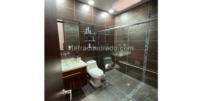 Inmueble ubicado en el Condominio El Otoño. Dispone de sala comedor, cocina, patio de ropas, cuatro habitaciones, dos baños privados, vestier y dos adicionales. Dos pérgolas de 25 cm cada uno, parqueadero para seis vehiculos, tanque de agua subterráneo de 8m2, perrera y reja de parqueadero motorizada. 