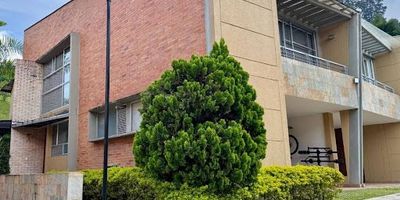 OPORTUNIDAD ÚNICA DE ADQUIRIR UNA  CASA EN ENTORNO CAMPESTRE EN UNA URBANIZACION EXCLUSIVA EN LA LOMA DEL TESORO, CERCA A TODAS LAS COMODIDADES: CLINICAS, COMERCIO, COLEGIOS Y UNIVERSIDADES. 
CON UN DISEÑO MODERNO, EN SOLO DOS NIVELES LA CASA TIENE 220 METROS CONSTRUIDOS. EN EL PRIMER NIVEL ENCONTRAMOS LA SALA, COMEDOR, BAÑO DE SERVICIO, COCINA, BAÑO SOCIAL Y UNA ACOGEDORA TERRAZA QUE SALE AL JARDIN. EN EL SEGUNDO NIVEL SE ENCUENTRA EL ESTAR FAMILIAR Y LAS TRES ALCOBAS CADA UNA CON BAÑO PRIVADO Y DOS DE ELLAS CON BALCÓN. TIENE GARAJE PARA DOS CARROS PARALELOS Y DOS CUARTOS ÚTILES. SUS ACABADOS SON DE ALTA CALIDAD.
LA URBANIZACION, COMPLETAMENTE SILENCIOSA Y CAMPESTRE OFRECE DIVERSAS COMODIDADES PARA SUS RESIDENTES COMO PISCINA, BAÑO TURCO, SALON SOCIAL, SENDEROS ZONAS VERDES.
COMBINA LA TRANQUILIDAD DE UN AMBIENTE CAMPESTRE CON LA PROXIMIDAD A SERVICIOS Y LUGARES DE INTERÉS EN LA CIUDAD.
 ESTA PROPIEDAD NO ES SOLO UN LUGAR PARA VIVIRSINO UNA INVERSIÓN EN CALIDAD DE VIDA, 