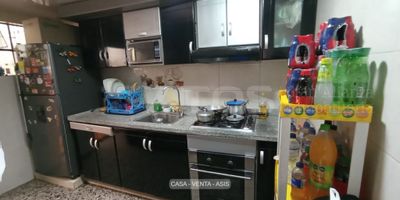 Atos Inmobiliaria ofrece en venta amplia casa esquinera ubicada en el norte de la ciudad. Cuenta con garaje, sala, comedor, cocina integral, patio de ropas y bodega. Dispone de tres habitaciones, dos con clóset, además de un cuarto que puede funcionar como estudio o una habitación adicional. Tiene dos baños y está acreditada para funcionar como cigarrería. ¡Gran oportunidad de inversión! Contáctanos y agenda tu cita.