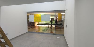 Este lugar esta disenado para potenciar tus suenos, encuentra tu local ideal en la zona de mayor desarrollo y valorizacion del centro, Bosque plaza, ademas de tener una gran densidad poblacional en el sector la zona cuenta con vias de acceso, gran oferta de transporte publico, una amplia zona de gastronomia. Que esperas para contactar a uno de nuestros asesores asesores y comenzar hacer tu suenos realidad. Canon $ 2.980.000, administracion incluida+ IVA