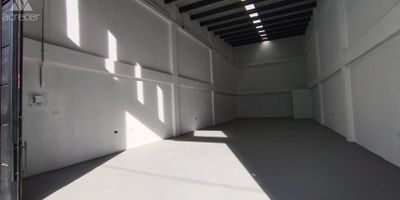 Local comercial de doble altura con un area de 137 m, ideal para cualquier tipo de negocio. Dispone de un bano y un diseno que permite una distribucion eficiente y funcional. Este espacio es perfecto para quienes buscan un lugar con gran visibilidad y accesibilidad, estrategicamente ubicado en sector comercial y con gran flujo de vehiculos y peatones.