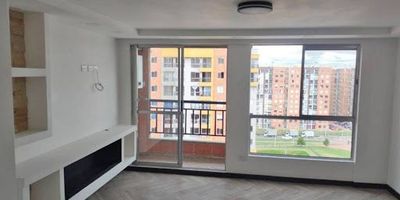 Espectacular apartamento de aproximadamente 63 mt2. cuenta con sala comedor, balcón, cocina integral, 3 habitaciones, 2 baños, estudio y zona de ropas, dispone de zonas comunes como gimnasio, piscina, salón social, zonas verdes, parque infantil, parqueadero comunal y para visitantes. Ubicado a 20 minutos de la plazoleta de Madrid, centro comercial casa blanca, supermercados y sector comercial, cómodo y gran acceso a transporte público y vías como Calle 13 y Calle 80. ¡Contáctanos! para agendar tu cita.