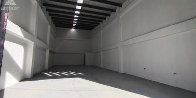 Local comercial de doble altura con un area de 150 m, ideal para cualquier tipo de negocio. Dispone de un bano y un diseno que permite una distribucion eficiente y funcional. Este espacio es perfecto para quienes buscan un lugar con gran visibilidad y accesibilidad, estrategicamente ubicado en sector comercial y con gran flujo de vehiculos y peatones.