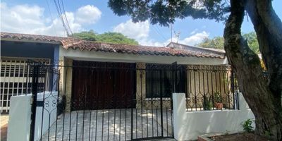 Se vende casa al sur de la ciudad de Cali, barrio Mayapan, 260 metros construidos, dos niveles, primer nivel, antejardín amplio, enrejado, garaje para dos vehículos, estudio, sala amplia, baño social, comedor, cocina integral, zona de oficio, habitación de servicio con baño privado, dos habitaciones una con baño privado, patio trasero, segundo nivel, doble altura, sala de televisión, tres habitaciones una con baño privado, baño de habitaciones, buena ubicación, casa amplia acogedora, cerca de la 14 de paso ancho, calle quinta, estación del mío, cód. 8572499.

