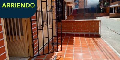 ¡Bienvenido a tu nuevo hogar en el corazón de Rionegro, Antioquia! Esta espectacular casa de 151 metros cuadrados de construcción y terreno, se encuentra ubicada en una exclusiva zona de la ciudad, con una distribución perfecta y acabados modernos, cuenta con 4 amplias alcobas, 3 baños completos, una cocina integral con su elegante y funcional diseño, sala comedor, un estudio y zona de ropas.

Además, la casa cuenta con un garaje para la seguridad de tu vehículo, un balcón donde podrás disfrutar de una hermosa vista de la ciudad, su ubicación se hace más favorable debido a su cercanía al comercio y todos los servicios que necesitas, esta casa es la mejor opción para ti. ¡Todo en un solo lugar!

No pierdas la oportunidad de hacer de este inmueble tu nuevo hogar!

Contáctanos ahora para conocer más detalles y agendar una visita.

¡Te esperamos! 

CONGENIA INMOBILIARIA?
Administradores de sueños?
