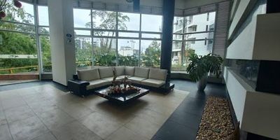 ¡Apartamento Dúplex en Venta en Pinares! Descubre este exclusivo apartamento dúplex con un diseño espacioso y una espectacular vista al sur.
Características:
Doble nivel para mayor comodidad
2 estudios en el primer piso, ideales para home office 
Terraza con hermosa vista 
Pisos en cerámica y madera 
3 parqueaderos independientes 
Cuarto útil para almacenamiento extra

Una oportunidad única para vivir con confort y exclusividad. Contáctanos para más información o agendar una visita.