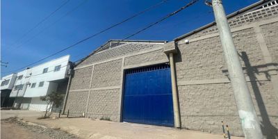Excelente oportunidad de alquiler de bodega ubicada en la ciudad de Barranquilla, en el departamento del Atlántico. Esta bodega cuenta con una amplia área de terreno de 795 metros cuadrados, lo que la hace ideal para cualquier tipo de negocio o actividad comercial.

Al entrar a la bodega, encontrarás un baño auxiliar, lo que te brindará comodidad y facilidad a la hora de realizar tus actividades en el lugar. También cuenta con electricidad y te brindará una mayor comodidad al momento de instalarte en la propiedad.

Además, esta bodega cuenta con un garaje privado que te permitirá tener un lugar seguro para estacionar tus vehículos o almacenar tus productos. Este garaje cuenta con amplios espacios, permitiendo el acceso de camiones o vehículos de gran tamaño sin ningún tipo de inconveniente.

Ubicada en una zona estratégica de la ciudad, esta bodega te brindará una excelente accesibilidad, lo que se traduce en una mayor afluencia de clientes y un aumento en tus ventas. No pierdas la oportunidad de establecer tu negocio en una de las mejores ubicaciones de Barranquilla.

En resumen, esta bodega para alquiler en Barranquilla es la oportunidad que estabas buscando para hacer crecer tu negocio. Con todas sus características y ventajas, no encontrarás una mejor opción en el mercado. No dudes en contactarnos para agendar una visita y conocer más detalles sobre esta excelente propiedad. ¡Te esperamos!
