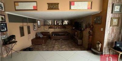 3 habitaciones, closet, 3 baños con ducha, cocina integral, sala, comedor, baño social, cuarto tv, hall porche, patio,2 plazas de garaje, cuarto útil, área 315 m2, estrato 6.

El edificio cuenta con portería, y 2 entradas una por las vegas, la otra por el lado de la iglesia. 

No incluye mobiliario. 
