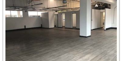 Oficina en Arriendo – 220 m² – Obra Blanca

Especificaciones:


 Área Disponible: 220 m² (obra blanca)
 Batería de baños en zona común
 20 KVA de iluminación
 Edificio antisísmico para mayor seguridad
 Pileta para aseo
 Escaleras de emergencia para seguridad adicional
 Ascensores panorámicos para un acceso cómodo y eficiente

