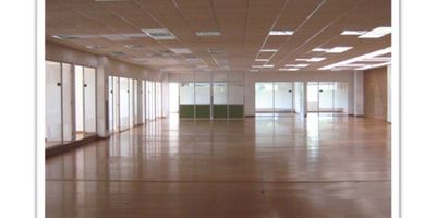 Oficina en Arriendo – 1.331 m² – Obra Blanca

Especificaciones:


 Área Disponible: 1.331 m² (obra blanca)
 Divisiones en vidrio para crear espacios amplios y modernos
 Salones para capacitación y reuniones
 100 KVA de carga eléctrica, con suplencia de planta eléctrica
 Iluminación natural y artificial de alta calidad
 Edificio antisísmico para mayor seguridad
 Pileta para aseo
 Baterías de baños disponibles para el personal
 Cafetería para los empleados
 Escaleras de emergencia para mayor seguridad
 Ascensor de carga

