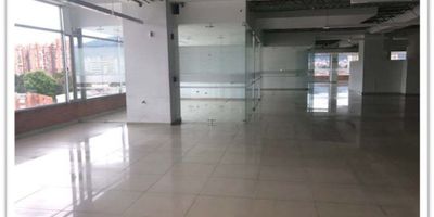 Oficina en Arriendo – 1.382 m² – Obra Blanca

Especificaciones:


 Área Disponible: 1.382 m² (obra blanca)
 Amplias oficinas con divisiones en vidrio
 Salón de capacitación y reuniones
 80 KVA con suplencia de planta eléctrica
 Iluminación de alta calidad
 Edificio antisísmico para mayor seguridad
 Ventanería en vidrio arquitectónico de 8 mm, color verde automotriz
 Oficinas con terrazas para mayor comodidad y espacio
 Pileta para aseo
 Baterías de baños disponibles en la propiedad
 Cafetería para los empleados
 Escaleras de emergencia para mayor seguridad

