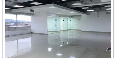 Oficina en Arriendo – 1.128 m² – Obra Blanca

Especificaciones:


 Área Disponible: 1.128 m² (obra blanca)
 Amplias oficinas con divisiones en vidrio
 Salón de capacitación y reuniones
 100 KVA con suplencia de planta eléctrica
 Aire acondicionado para confort y climatización
 Iluminación de alta calidad
 Edificio antisísmico para mayor seguridad
 Ventanería en vidrio arquitectónico de 8 mm, color verde automotriz
 Oficinas independientes para mayor privacidad
 Pileta para aseo
 Baterías de baños disponibles
 Cafetería con terraza para descanso y eventos
 Escaleras de emergencia para seguridad adicional

