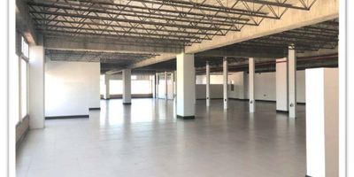 Oficina en Arriendo – 1.071 m² – Obra Blanca

Especificaciones:


 Área Disponible: 1.071 m² (obra blanca)
 Amplias oficinas con divisiones en vidrio
 Salón de capacitación y reuniones
 80 KVA con suplencia de planta eléctrica
 Iluminación de alta calidad
 Edificio antisísmico para mayor seguridad
 Ventanería en vidrio arquitectónico de 8 mm, color verde automotriz
 Oficinas con terrazas para mayor comodidad y espacio
 Pileta para aseo
 Baterías de baños disponibles
 Cafetería para los empleados
 Escaleras de emergencia para mayor seguridad

