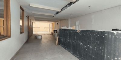 Se arrienda amplio local de 112 m² en una excelente ubicación en Bocagrande, Cartagena. Este espacio cuenta con cocina,  ideal para negocios de comida, como restaurantes, cafeterías, servicios de catering o cualquier idea de negocio que se establezca con tu búsqueda. Con gran visibilidad y tráfico peatonal, es perfecto para emprendedores que buscan establecer su negocio en una de las zonas más transitadas y turísticas de la ciudad.