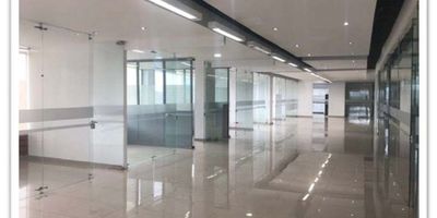 Oficina en Arriendo – 803 m² – Obra Blanca

Especificaciones:


 Área Disponible: 803 m² (obra blanca)
 Amplias oficinas con divisiones en vidrio
 Salón de capacitación y reuniones
 60 KVA con suplencia de planta eléctrica
 Iluminación de alta calidad
 Edificio antisísmico para mayor seguridad
 Ventanería en vidrio arquitectónico de 8 mm, color verde automotriz
 Oficinas con terrazas para mayor comodidad y espacio
 Pileta para aseo
 Baterías de baños disponibles
 Cafetería para los empleados
 Escaleras de emergencia para mayor seguridad


