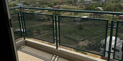 Disfruta de amaneceres y atardeceres inolvidables desde la comodidad de tu hogar. Las amplias ventanas permiten que la luz natural inunde cada espacio, creando un ambiente cálido y acogedor, fresco y tranquilo, Cada detalle ha sido cuidadosamente seleccionado, desde los pisos de alta calidad hasta los accesorios de diseño en la cocina y los baños, El apartamento cuenta con una distribución inteligente que maximiza el espacio y la luminosidad, Dormitorios espaciosos con armarios empotrados y acabados de lujo, diseñados para el máximo confort, ubicado en piso 12, con vigilancia 24 H, Contactanos.