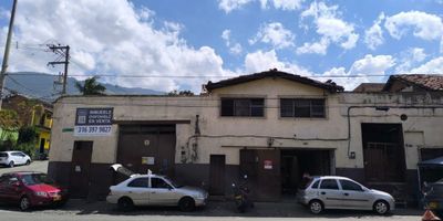 Descubre esta amplia bodega de 604 metros cuadrados en Aranjuez, ideal para tu negocio. Con una ubicación estratégica y espacios versátiles, este inmueble ofrece infinitas posibilidades para tu empresa.(la propiedad esta formada por 3 matriculas inmobiliarias) No pierdas la oportunidad de potenciar tu negocio en este espacio único. ¡Contáctanos ahora para más información!