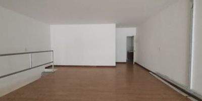 Local comercial en arriendo, ideal para quienes buscan espacios flexibles y dinámicos, perfectos para oficinas, coworking, salud y servicios. Con un área total de 166 mts2 distribuidos en dos niveles, este inmueble ofrece amplias posibilidades para adaptarse a tus necesidades. Además, cuenta con seguridad 24 horas, parqueaderos privados, excelente acceso al transporte público y una variada oferta gastronómica en sus alrededores, lo que garantiza comodidad y conveniencia. Para más información, comunícate con nuestras líneas de atención al cliente.