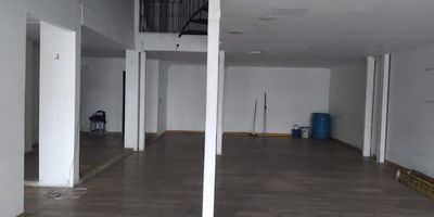 Local comercial en arriendo, con una distribución de dos niveles y un área total de 238 mts2. El primer nivel ofrece 100 mts2, mientras que el segundo nivel cuenta con 138 mts2. El local está completamente equipado con baños, puerta vidriera, cocineta y una excelente iluminación natural, lo que lo hace ideal para un restaurante, pizzería o cualquier otro negocio similar. Además, dispone de parqueaderos públicos y se encuentra en un sector comercial con excelentes vías de circulación, lo que facilita el acceso y la visibilidad. Para más información, no dudes en comunicarte con nuestra línea de atención al cliente.