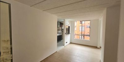 Apartamento en venta de 44m2, con vista interior, ubicado en un 4to piso Consta de 2 habitaciones, 1 baño, sala comedor, estudio, cocina y zona de lavandería. Tiene piso laminado en habitaciones y cerámico en zona social, baño y cocina. El conjunto cuenta con zonas verdes, zona para niños, cancha múltiple, salón comunal, zona BBQ, parqueadero comunal y vigilancia privada las 24 horas. Cerca a centro comercial Prado Verde y Miraflores; cerca a almacenes de cadena como Olímpica y Colsubsidio; cerca a Colegio Ciudad Verde y Chilóe; Vías de acceso por la Calle 24 y Carrera 38. Cod 8576915

