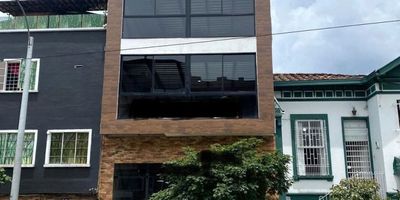 Descubre este increíble edificio con 11 espacios y 11 baños, mas dos locales comerciales en el primer piso en una ubicación privilegiada. Con 740 metros cuadrados para que puedas desarrollar tu negocio o proyecto. ¡No dejes pasar esta oportunidad única! Contáctanos ahora para más información.