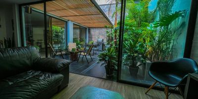 Casa para arriendo sin amoblar en el sector de San Lucas, la casa cuenta con espacios comodos, amplios y luminosos, cuenta con 4 habitaciones, mas alcoba de servicio, 3 banos, mas bano de servicio, sala comedor, cocina integral, balcon, 1 zona de ropas, se encuentra cerca a supermercados, colegios, restaurantes y vias principales