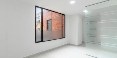 Ofrecemos para la venta o arriendo un local comercial en el vibrante barrio de Chapinero alto. Consta de dos pisos espaciosos, perfectos para desarrollar cualquier actividad comercial que tengas en mente. La ubicación estratégica en una zona concurrida y de gran flujo peatonal garantiza visibilidad y fácil acceso para tus clientes.

Este local cuenta con cinco habilitados como consultorios,  ofreciendo múltiples posibilidades de configuración para oficinas, salas de reunión, o exhibiciones. Sin amoblar, lo que te permite diseñarlo a tu estilo y según tus necesidades. Además, dispone de cuatro parqueaderos individuales, brindando comodidad y seguridad para ti y tus clientes.

No pierdas la oportunidad de establecer tu negocio en una de las zonas más dinámicas de Bogotá. Pide tu visita ya y descubre el potencial que este local tiene para ofrecer.