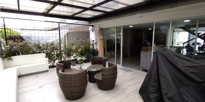 Casa de 2 niveles en Cerro de Oro

Oportunidad de disfrutar de una vivienda amplia y luminosa que integra una terraza de 35 m2 para actividades al aire libre.
Ideal para familias que buscan distribución eficiente, espacios sociales conectados y un entorno seguro.

Descripción de la propiedad
En el primer nivel la sala y el comedor se abren a la cocina integral con barra estilo americano, complementada con patio, patio de ropas y un baño social. El segundo nivel alberga tres habitaciones con armarios empotrados, baño en la habitación principal y un baño adicional que facilita la convivencia diaria.

Descripción del entorno y acceso
Ubicada en urbanización cerrada con vigilancia, portería y garita de entrada, ofrece dos parqueaderos descubiertos y acceso pavimentado. Se encuentra cerca de colegios, universidades, centros comerciales, parques y rutas de transporte público, rodeada de zonas verdes y un ambiente campestre.

Contáctanos
Escríbenos por WhatsApp para recibir información detallada sobre esta propiedad y coordinar tu visita. Nuestro equipo estará atento a resolver tus dudas y acompañarte en cada paso.


