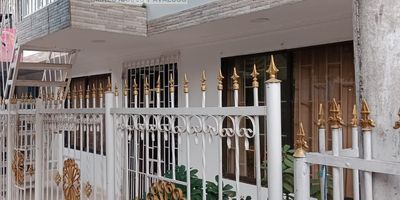 ¡Gran oportunidad de inversión! Se vende hermosa casa en el barrio Almirante Colón, estratégicamente dividida en dos apartamentos independientes, ideal para generar rentabilidad o para vivir en un espacio amplio y versátil. Ubicada en una zona residencial tranquila y de alta valorización, esta propiedad ofrece comodidad, funcionalidad y múltiples posibilidades de uso. Perfecta para familias que buscan independencia en un mismo lugar o para quienes desean una fuente de ingresos adicional. ¡No dejes pasar esta increíble oportunidad! Contáctanos para más información y agenda tu visita.