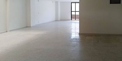 Descubre este amplio local de 102 metros cuadrados, estratégicamente ubicado en el corazón de El Retiro, Antioquia. Perfecto para establecer tus oficinas y potenciar tu negocio. Características Destacadas:  Espacio Versátil: 102 metros cuadrados diseñados para adaptarse a tus necesidades. Comodidad y Seguridad: Parqueadero privado para 2 vehículos y cámaras de seguridad en acceso y patio trasero. Funcionalidad: Baño, patio trasero e instalaciones listas para calentador y cocineta. Ubicación Privilegiada: Excelente ubicación en El Retiro, Antioquia, con fácil acceso y gran visibilidad. Ofrece el equilibrio perfecto entre comodidad, seguridad y una ubicación inmejorable. ¡No dejes pasar esta oportunidad de establecer tu negocio en un espacio que lo tiene todo!