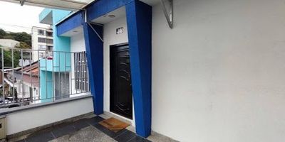 ¡Casa en venta en el barrio Maraya!  Gran oportunidad de inversión: vivienda   espacio para alquiler. Esta increíble propiedad de tres plantas combina modernidad, funcionalidad y rentabilidad, ideal para vivir y generar ingresos. 
Primera planta: Parqueadero, oficina amplia con sala de juntas y espacio generoso para oficinas, baño doble, garaje.
Segunda y tercera planta: Casa remodelada con acabados modernos.
Ubicada en una zona estratégica y de alta valorización. ¡Perfecta para vivienda y negocio en un solo lugar! Contáctanos para más información y agenda tu visita. ¡No dejes pasar esta oportunidad!