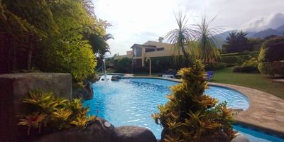 ¡Bienvenido a la escapada perfecta en el corazón de la naturaleza!  Con vista panoramica al lago calima  Esta impresionante finca mexicana cuenta con 13 habitaciones y  cabaña capacidad para 45 personas, ideal para reuniones familiares o con amigos. Disfruta de una cantina mexicana auténtica, karaoke ,zonas húmedas con espectaculares amenidades como piscina, sauna, baño turco y cascadas. Además, cuenta con una zona infantil y área de barbecue, el lugar perfecto para crear recuerdos inolvidables con tus seres queridos. ¡Alquila por días y vive unas vacaciones ^espectaculares!

Contáctanos de inmediato haz reserva !!